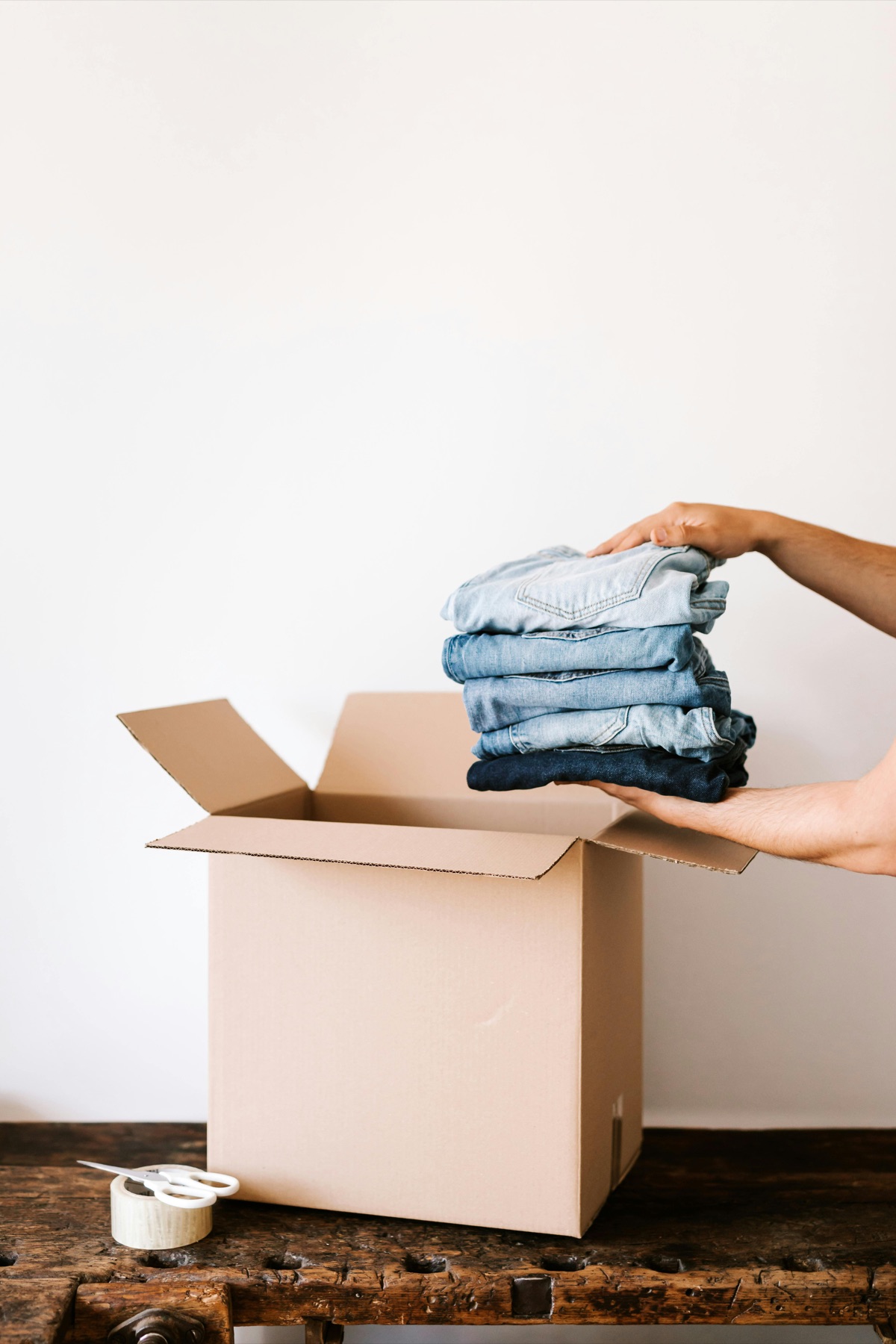 Vêtements pliés déposés dans une boîte de déménagement